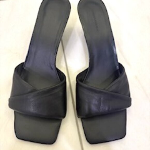 NWOT Banana Republic Genuine Leather kitten heal sandals black sz 10 - Picture 1 of 10